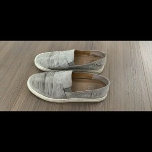 Vince Camuto size 6 sneakers